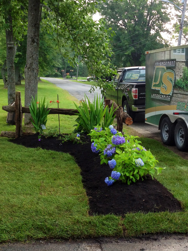 Landscaping contractors Gatineau enhancing a front-yard