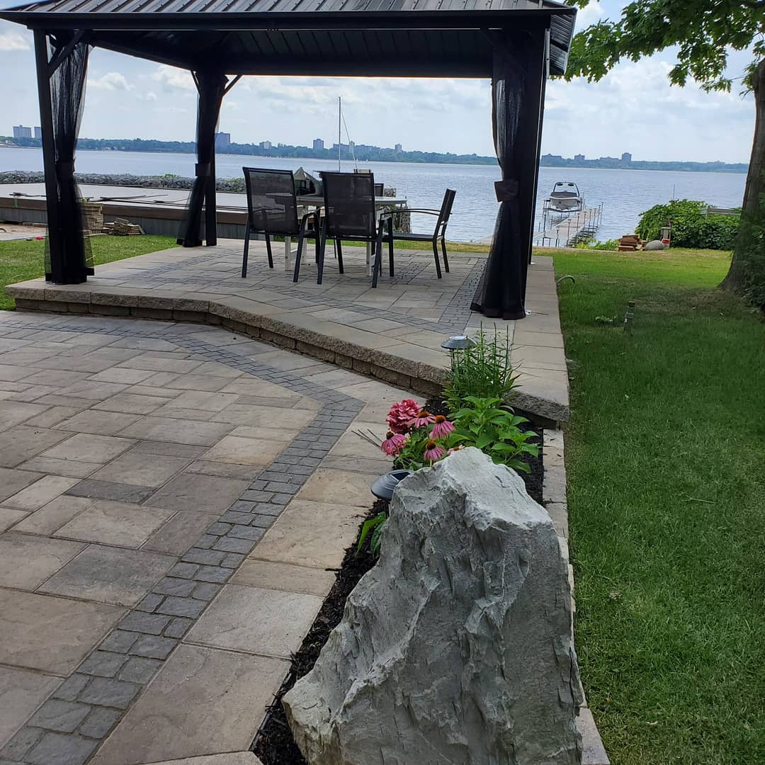 Stone patio design by Paysagement D.S. Landscaping Gatineau